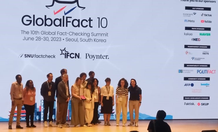 The 6-member group with IFCN's Enock Nyariki and Alanna Dvorak during the award ceremony in Seoul.